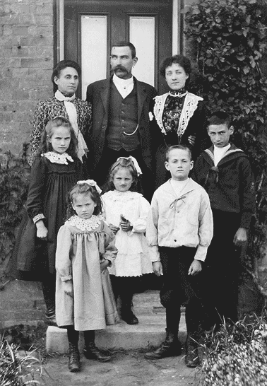John and Ellen Mary Shill with 6 of their children in Woodbridge Suffolk circa 1903